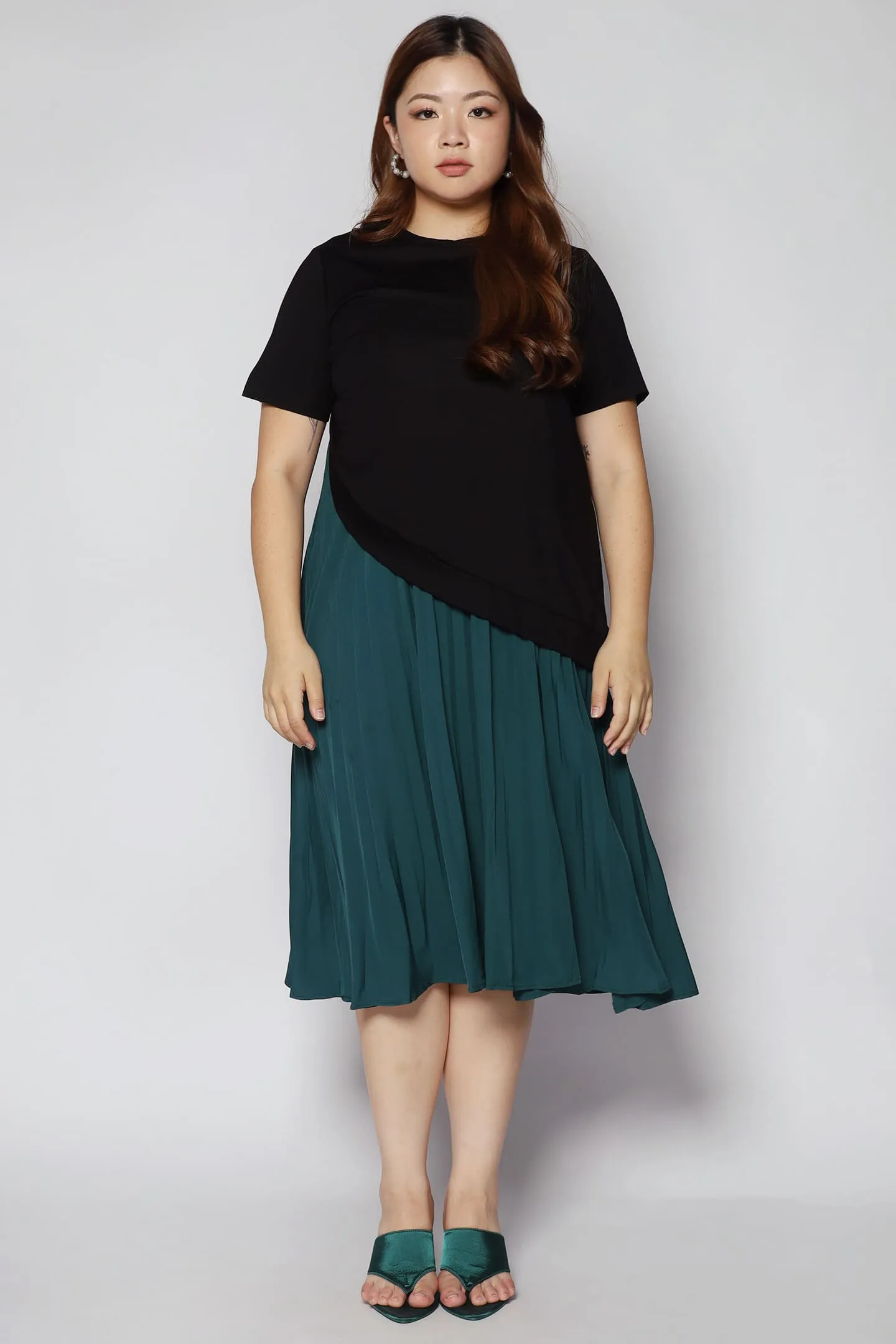 Hui Pleated Dress in Black Green