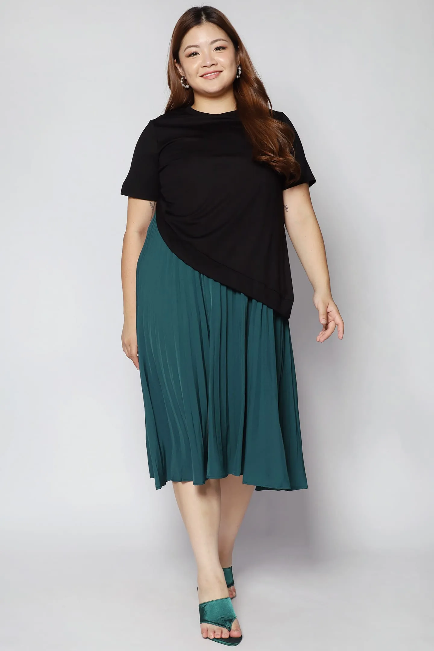 Hui Pleated Dress in Black Green