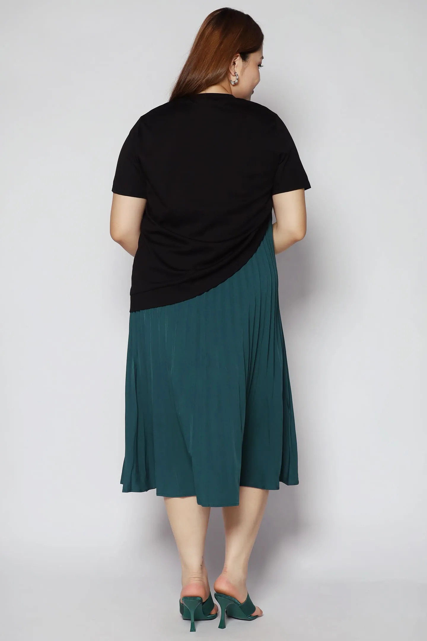 Hui Pleated Dress in Black Green